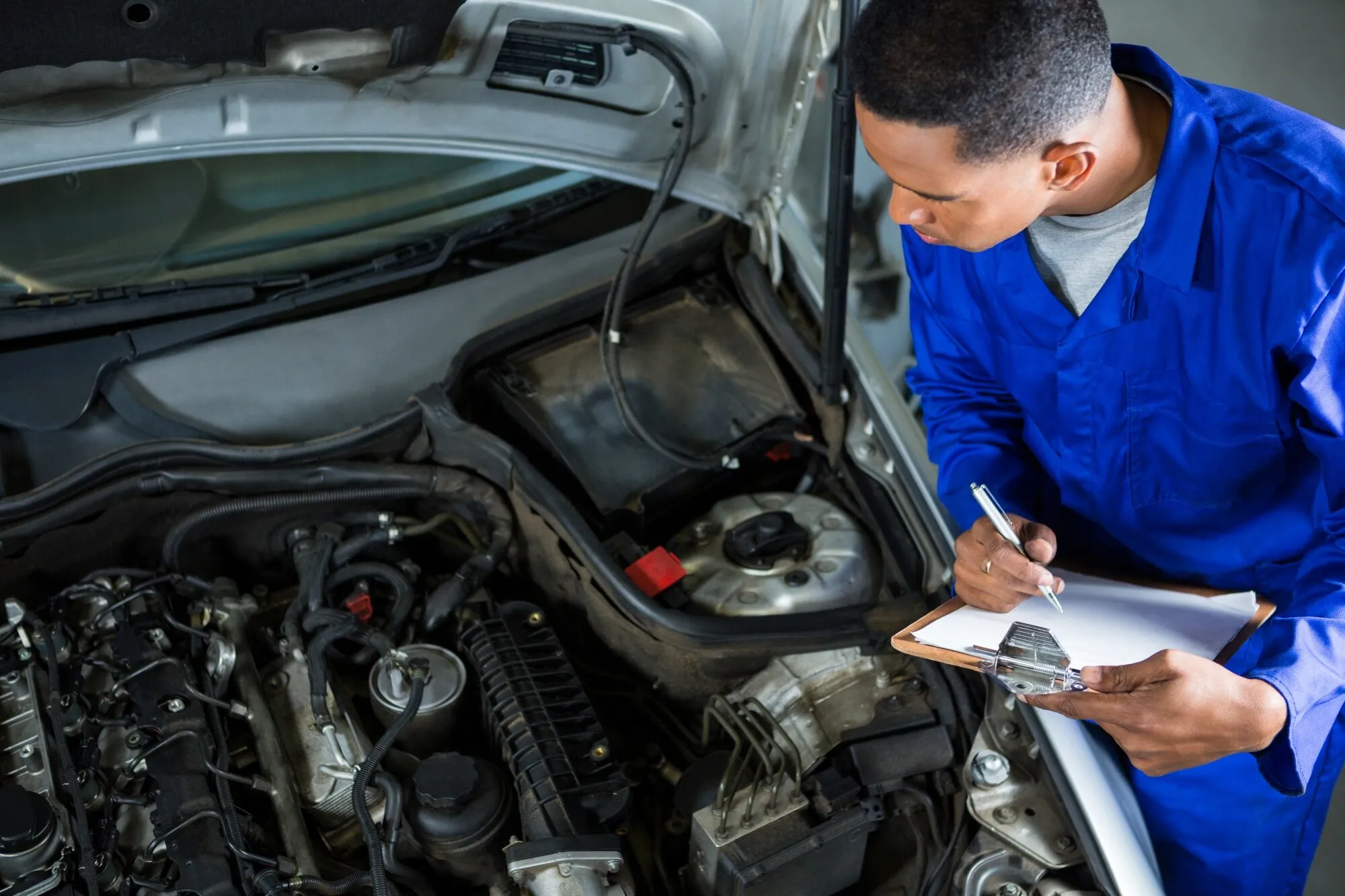 imgi_10_mechanic-preparing-check-list_1170-1690